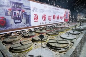 康百万庄园,又名河洛康家,康百万的庄园和刘氏的庄园,牟氏二黑的庄园并称三大古庄园之一。和乔家大院,马氏的庄园并称为中原三大官宅, 可见其代表性。